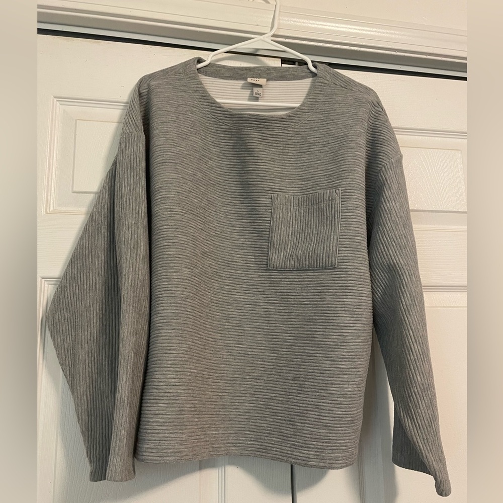 Ribbed crew neck with front pocket